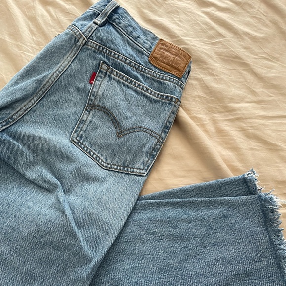 Levi’s wedgie cropped Jean - Picture 2 of 2